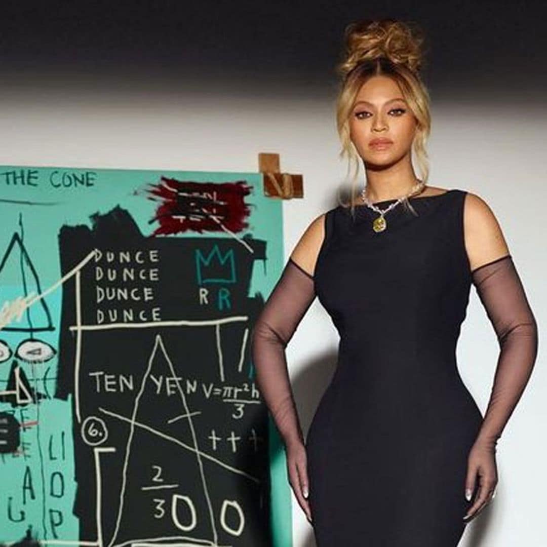 Beyoncé se convierte en Audrey Hepburn con un vestidazo negro y joyas de casi 150 años