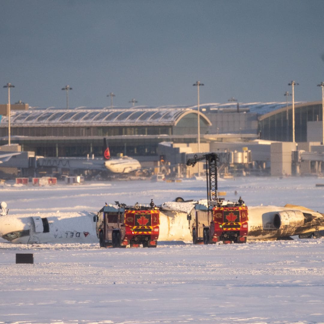 Las impactantes imágenes del avión que volcó al aterrizar en Toronto