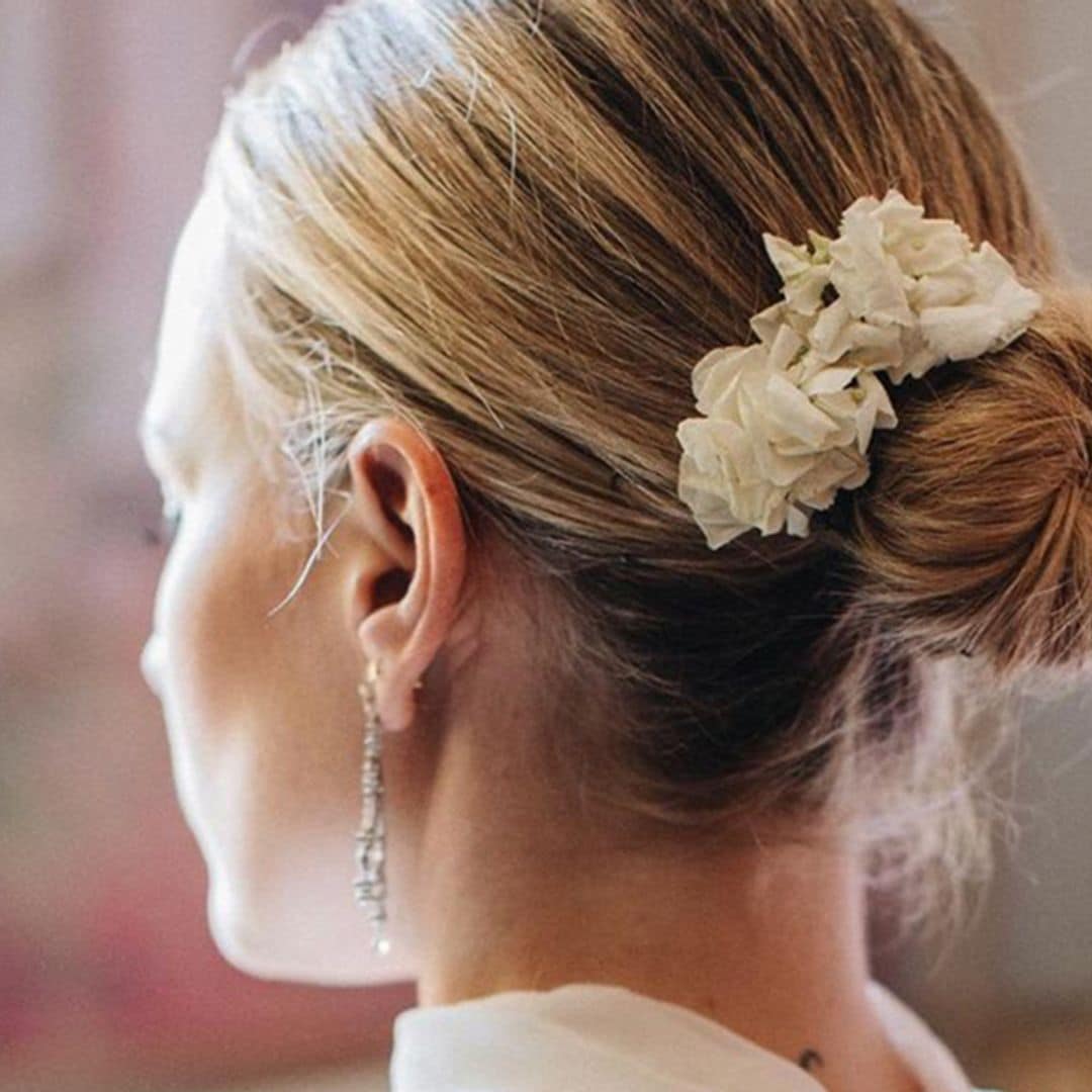 Flores en el pelo: el detalle más especial para novias con personalidad