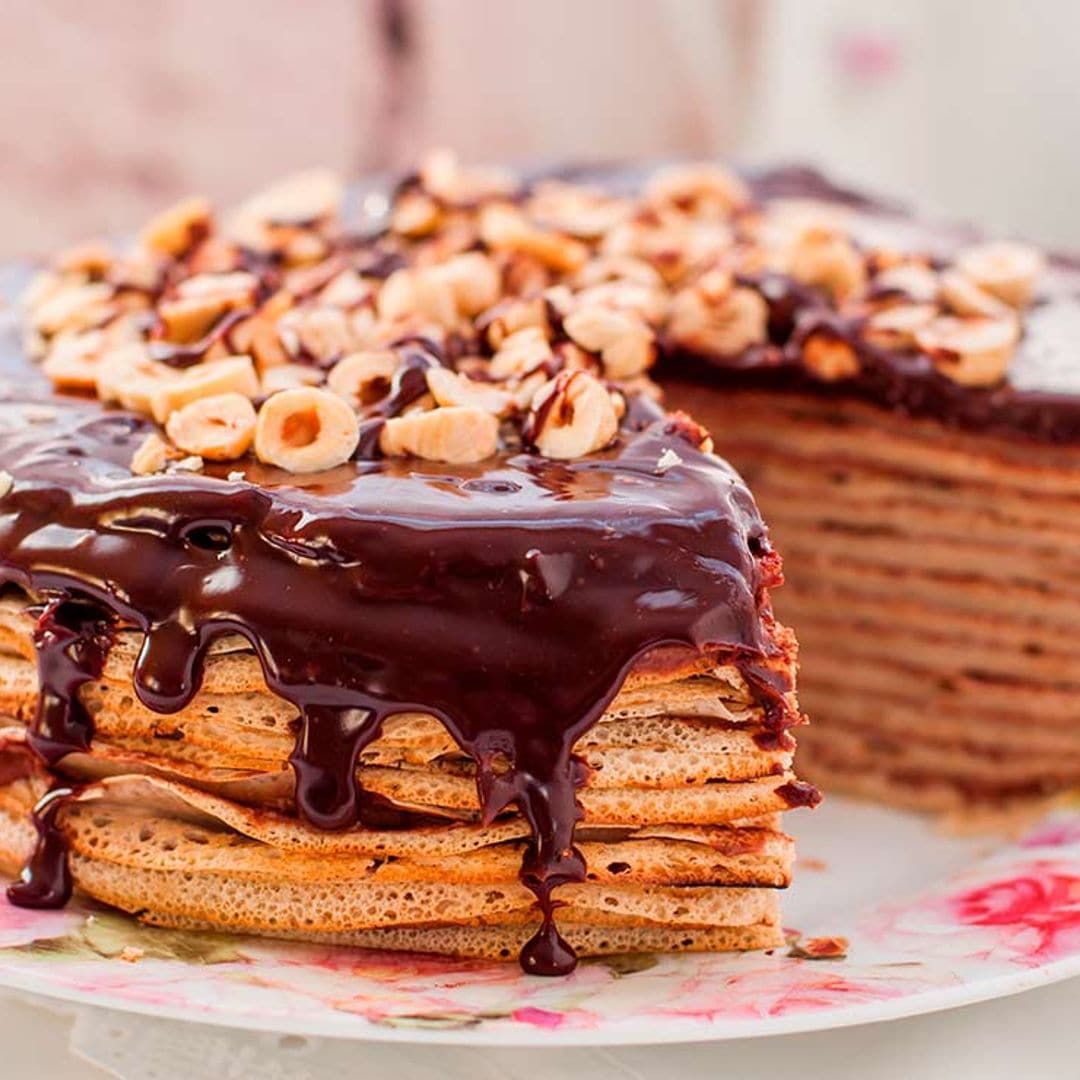 Tarta de crepes con chocolate y avellanas