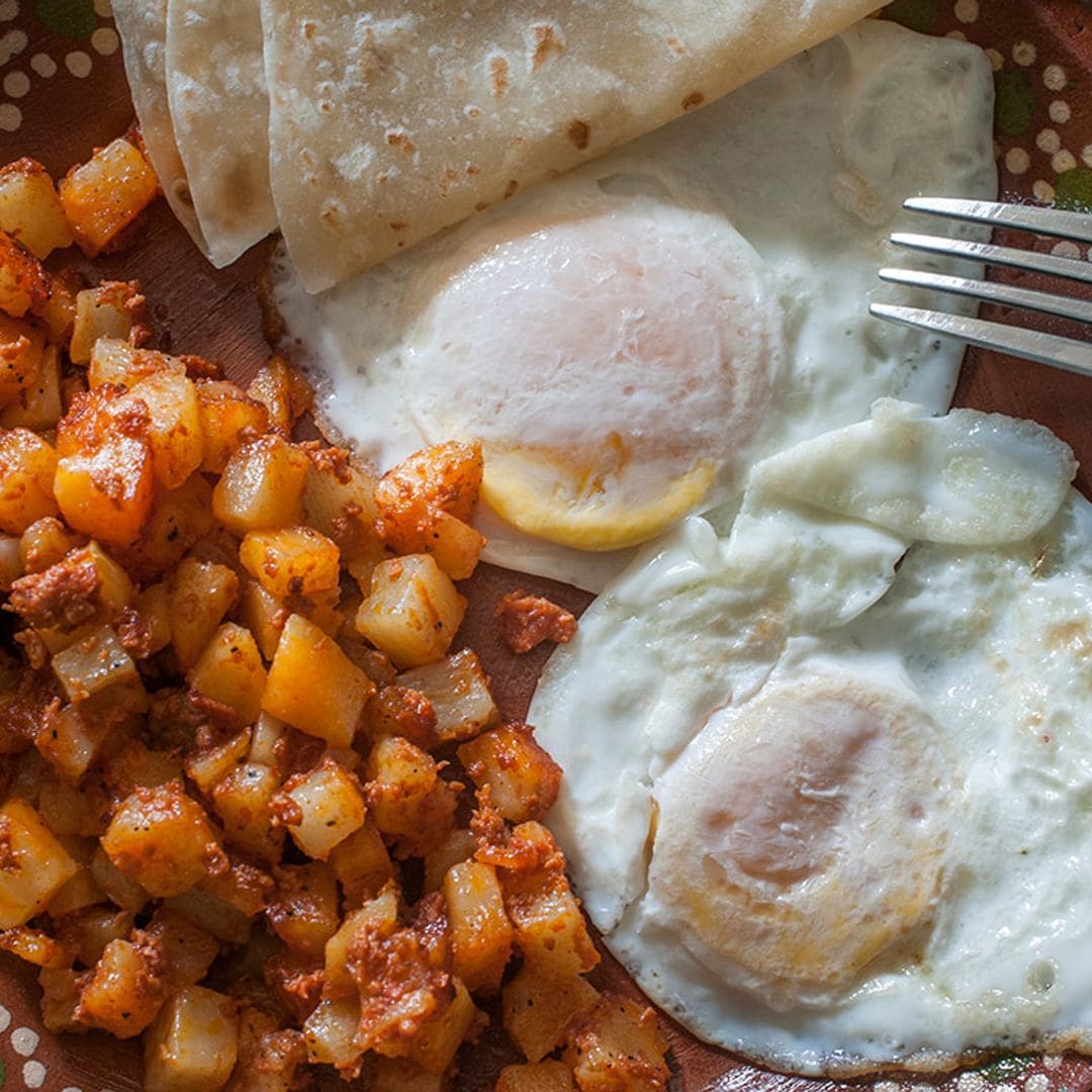 Huevos rotos con chorizo al estilo mexicano