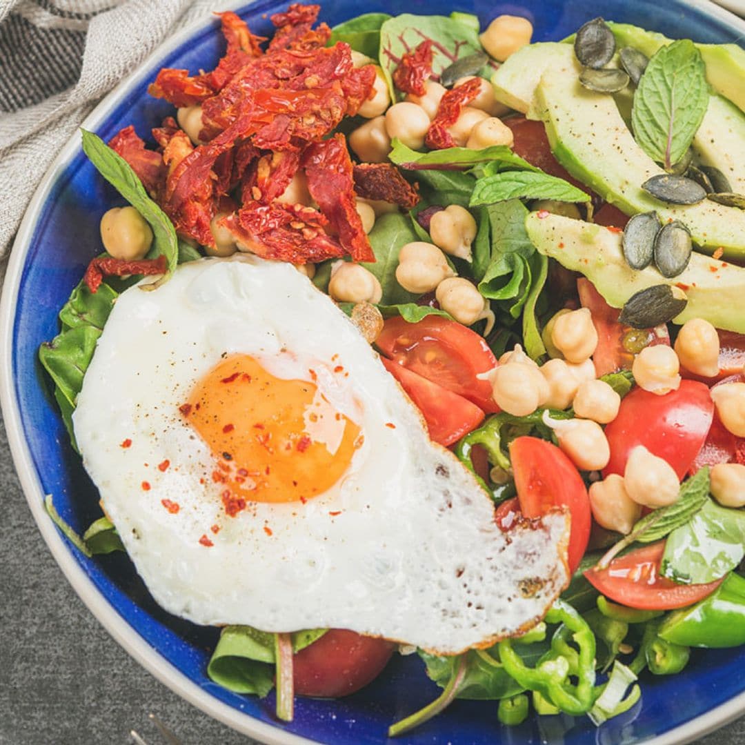 Ensalada de garbanzos, aguacate, tomate y huevo