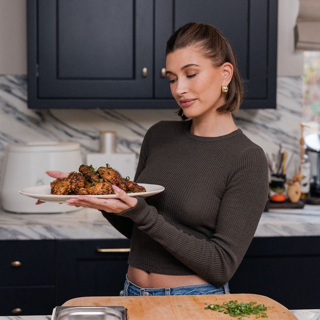 El bocadillo que desayuna Hailey Bieber y los consejos de los nutricionistas para hacerlo más saludable