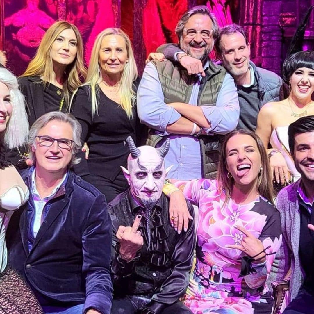 ¡Como dos miembros del reparto! Paula Echevarría y Miguel Torres disfrutan de una velada de cabaret