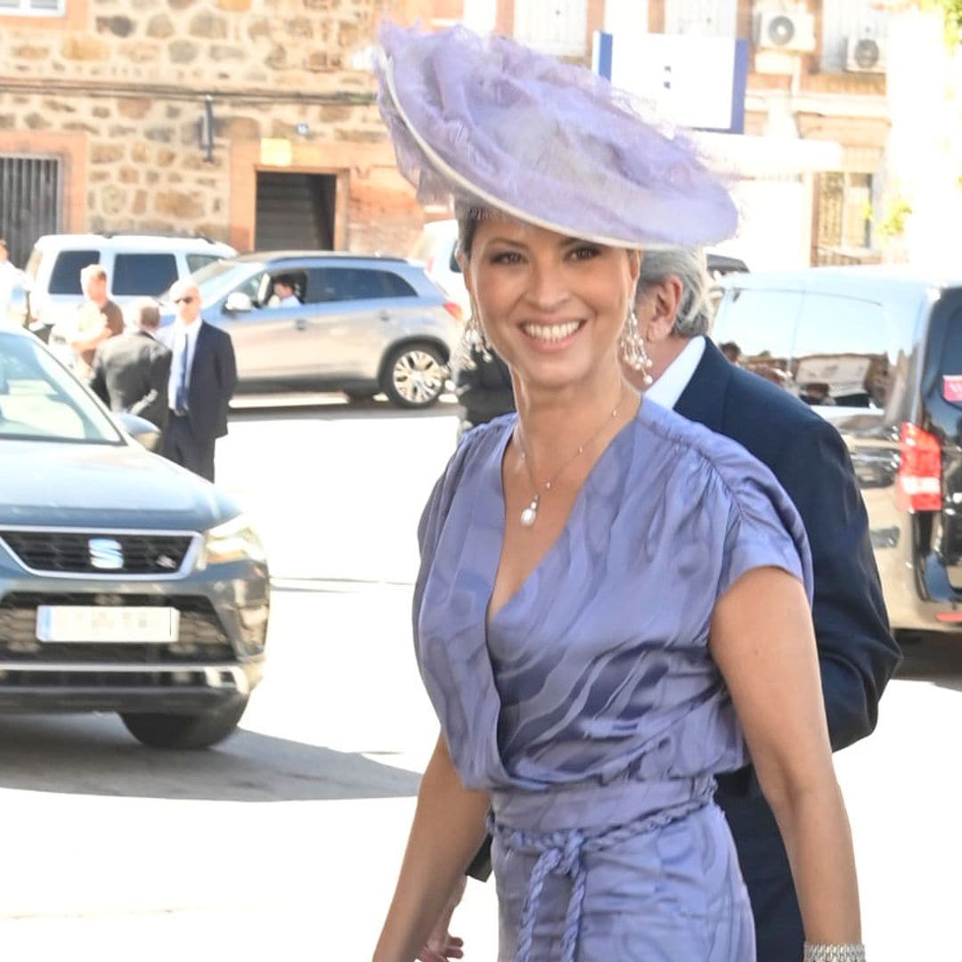 Elena Cué y su elegante look de invitada con vestido camisero inspirado en las 'royals' europeas