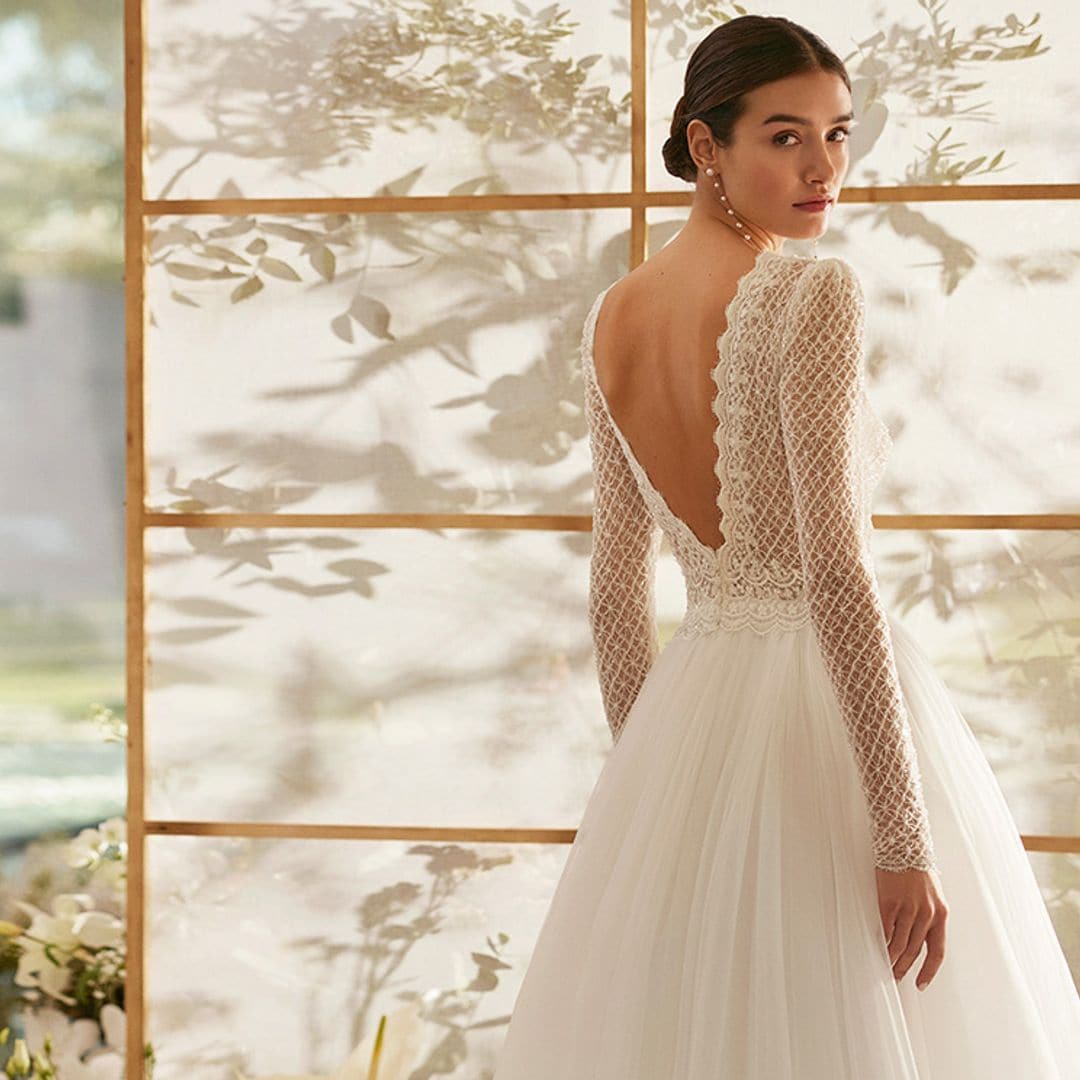 Los vestidos de novia de Rosa Clará para 2024 tienen micropedrería y escotes especiales