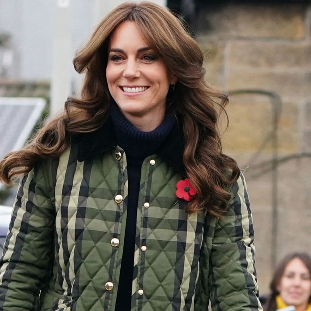 El look británico e informal de la princesa de Gales en Escocia con botines 'track' y chaqueta impermeable