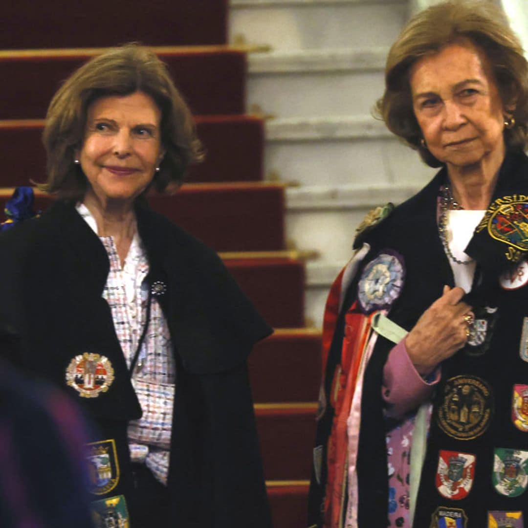 La reina Sofía y Silvia de Suecia, sorprendidas por la tuna en plena ruta turística por Salamanca