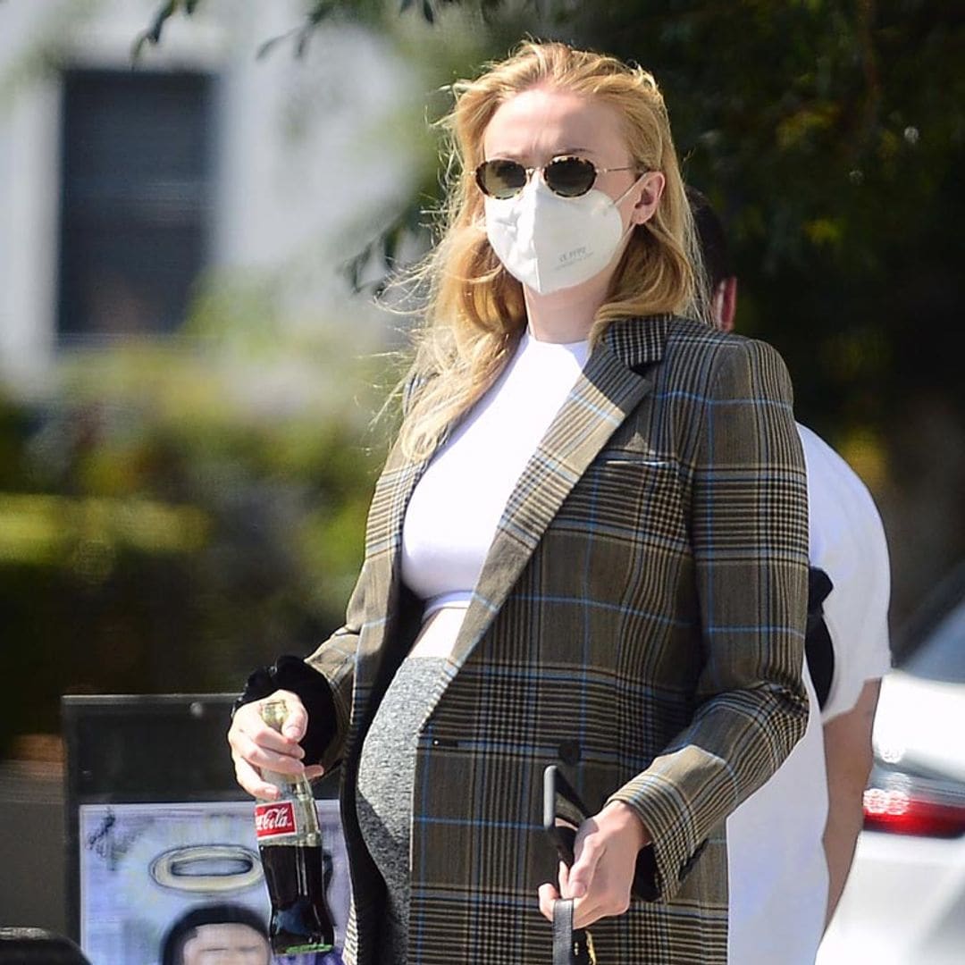 Sophie Turner marca sus curvas premamá