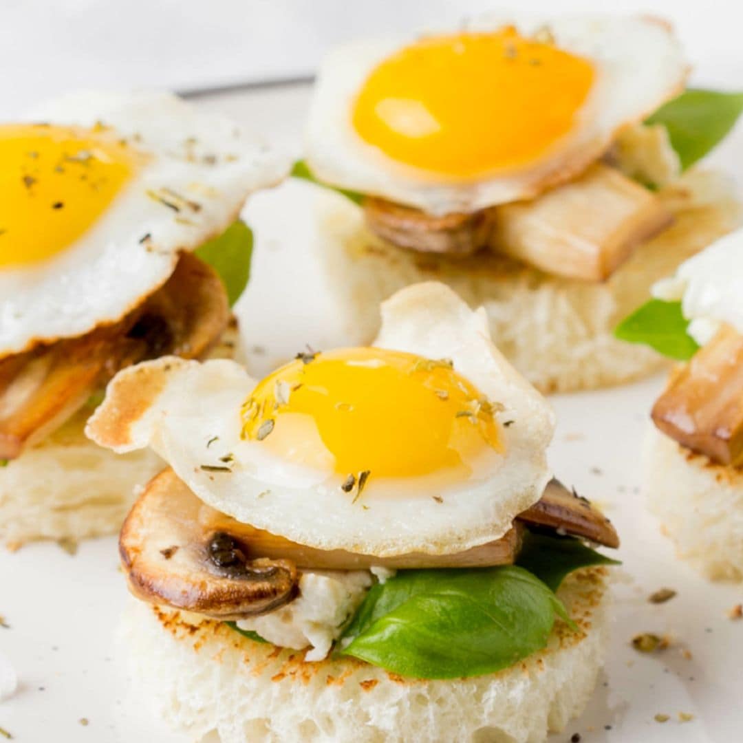 Canapés de huevo, champiñón y queso cremoso