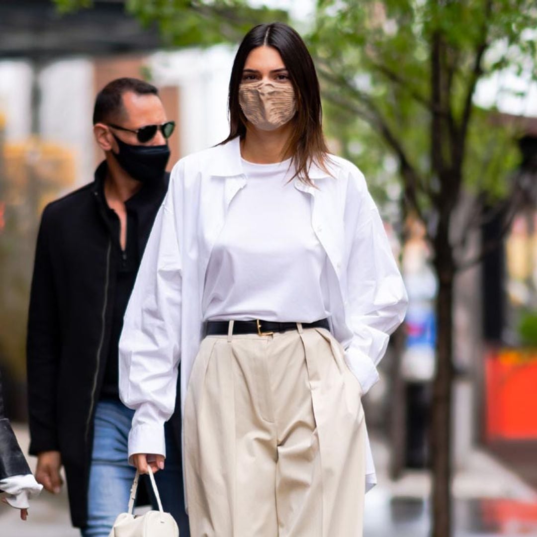 ¿Quién dijo que unos pantalones de pinza tienen que ser formales? Kendall Jenner lo desmiente