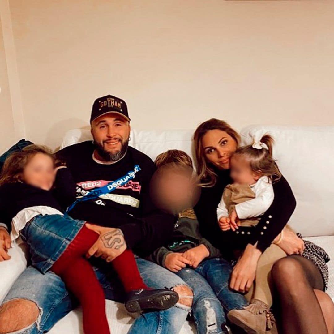 Kiko Rivera posa feliz junto a su mujer y sus tres hijos y responde de forma tajante a la entrevista de su hermana Isa