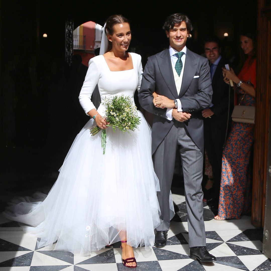 Los novios saliendo de la parroquia después de su 'sí, quiero'