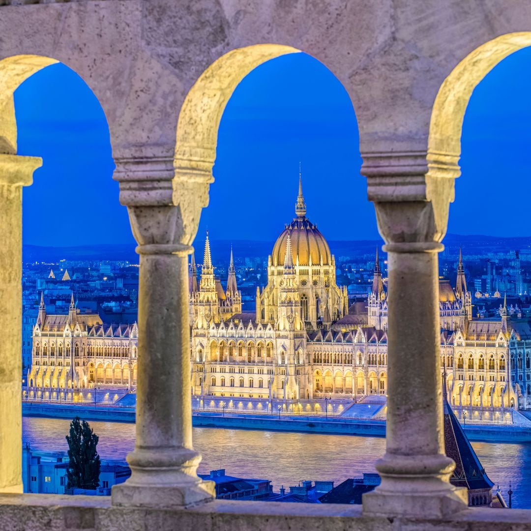 Vista del edificio del Parlamento iluminado al anochecer, Budapest