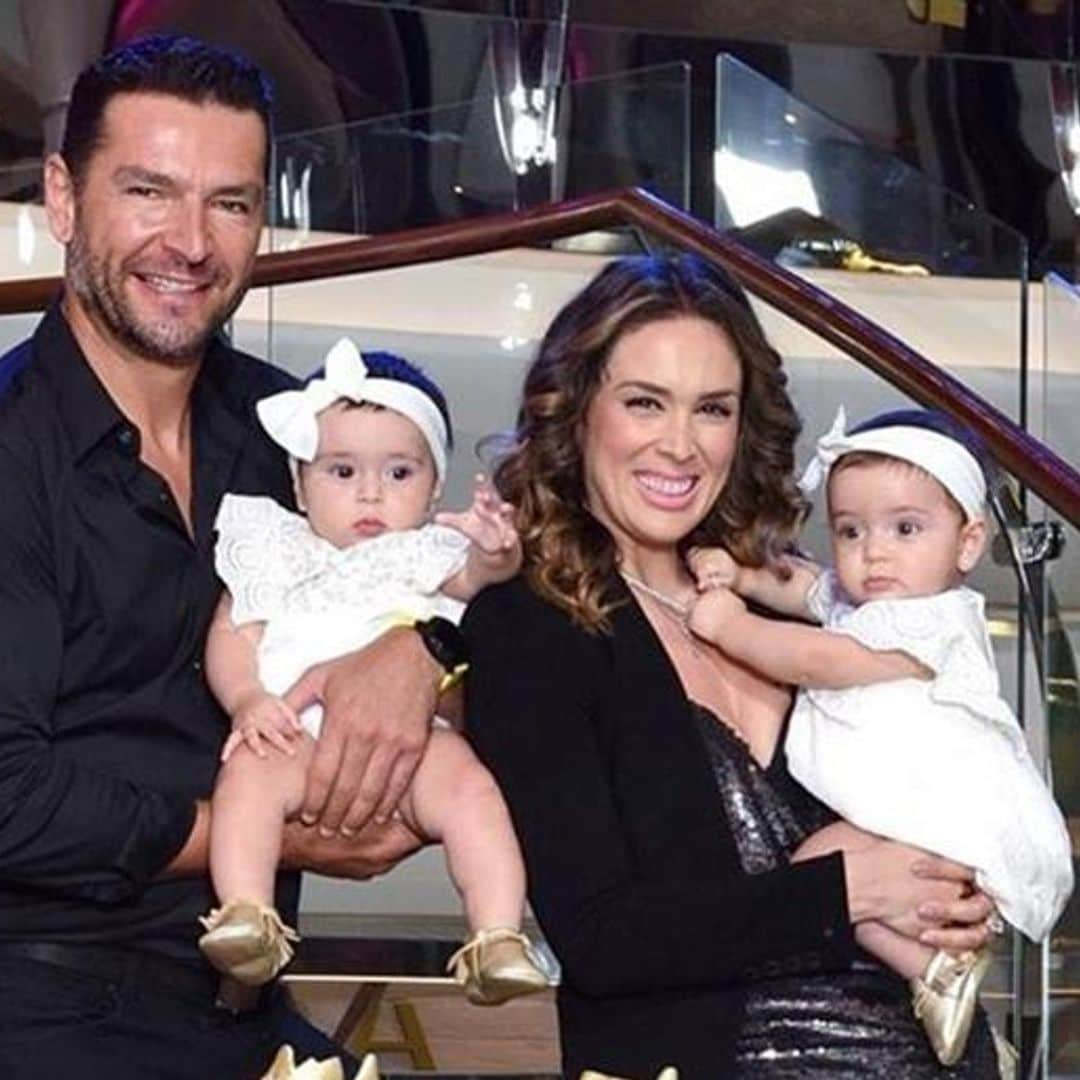 ¡Adorables! Las mellizas de Jacqueline Bracamontes ya gatean