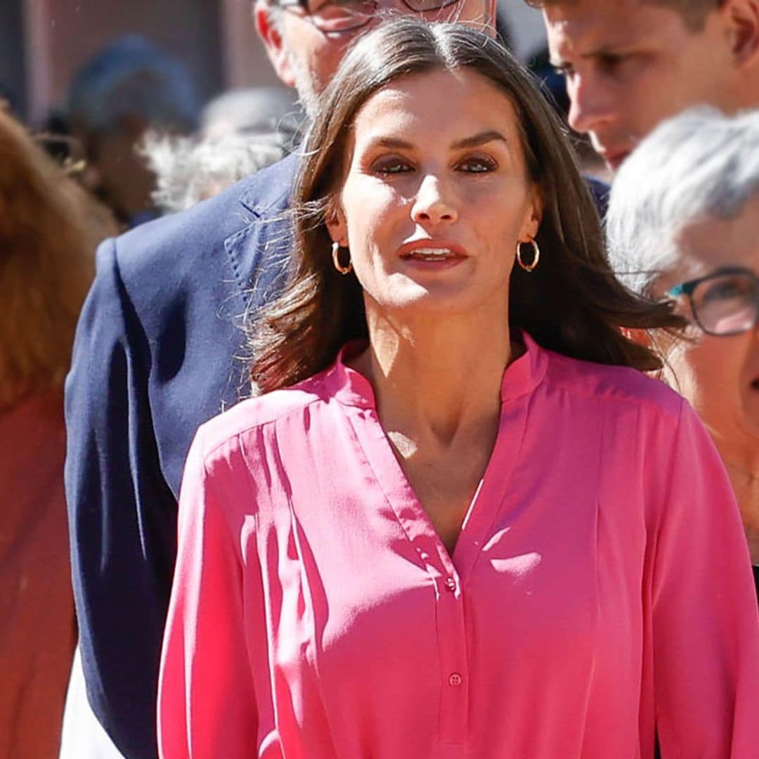 La Reina rejuvenece su vestido rosa 'oversize' con unas llamativas alpargatas españolas