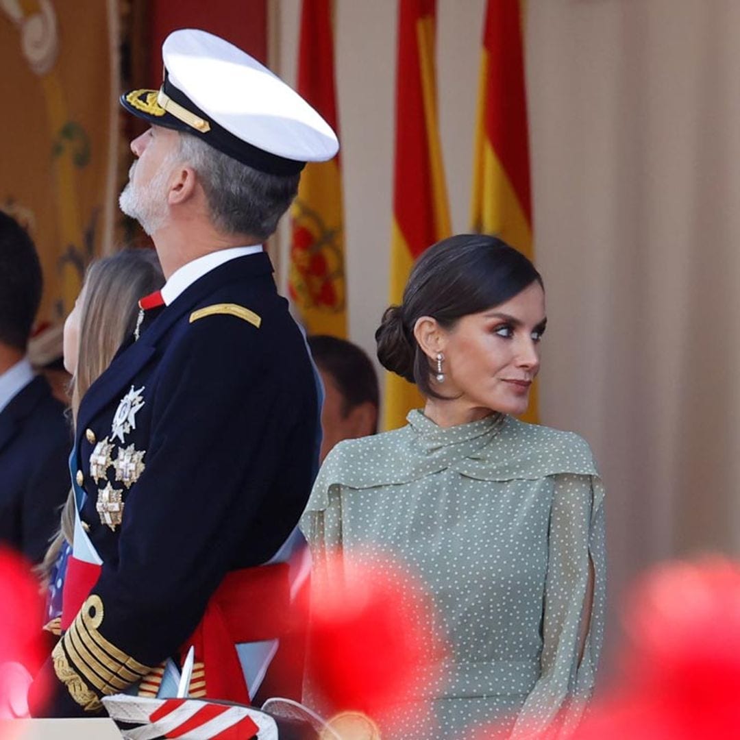 Doña Letizia sorprende con un vestido sevillano de microlunares y mangas 'cut-out'