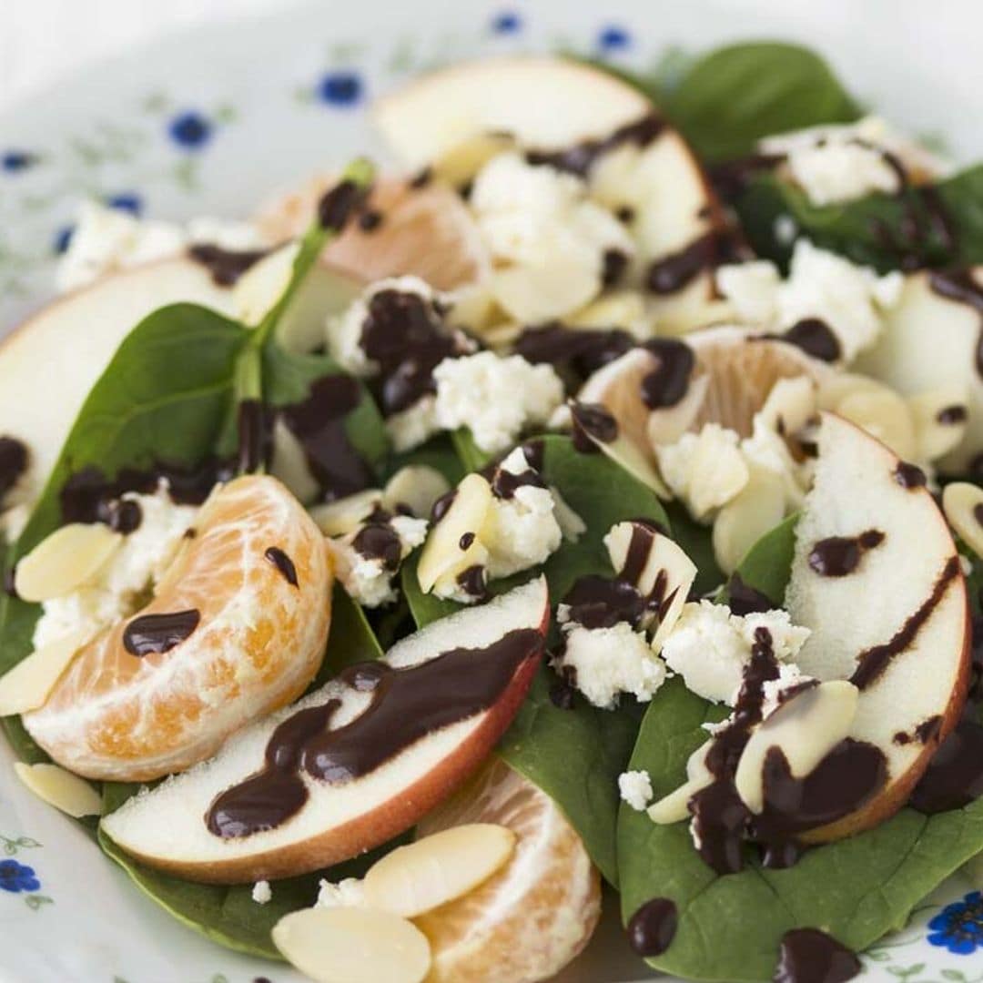 Ensalada de espinacas, fruta y vinagreta de cacao