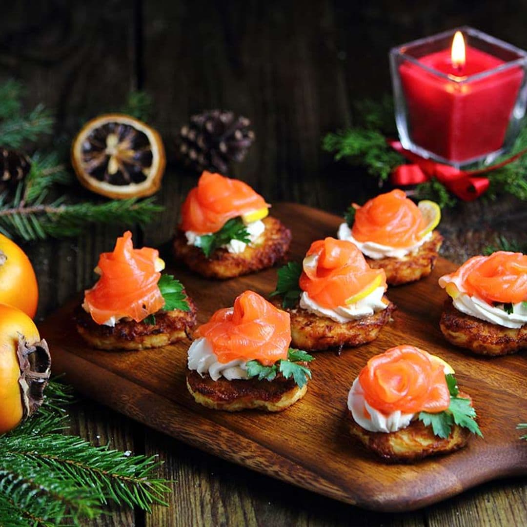 Aperitivo de salmón ahumado sobre tortitas de patata y caqui