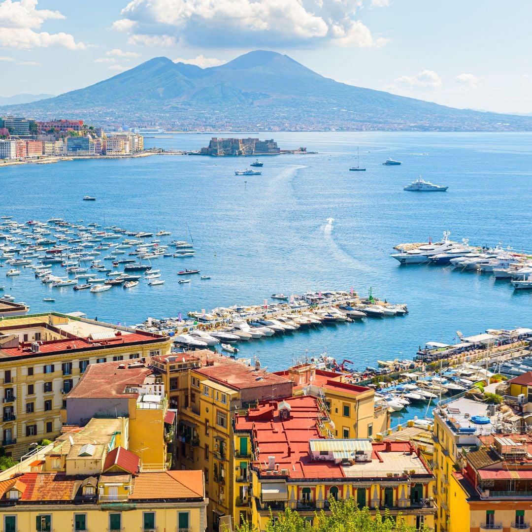 Vista del golfo de Nápoles desde la colina Posillipo con el Vesubio al fondo, Italia