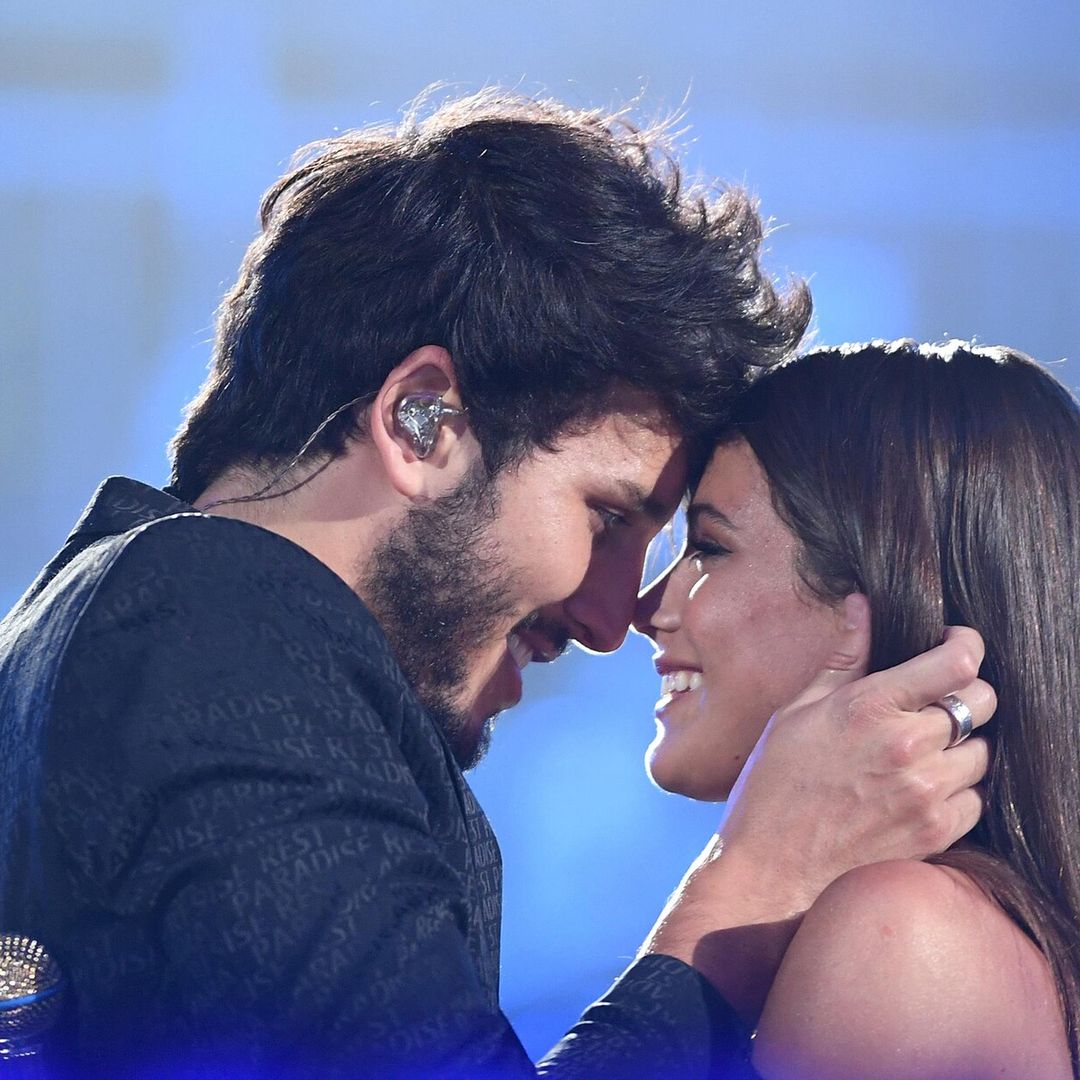 Sebastián Yatra y Tini Stoessel viven su amor en el escenario