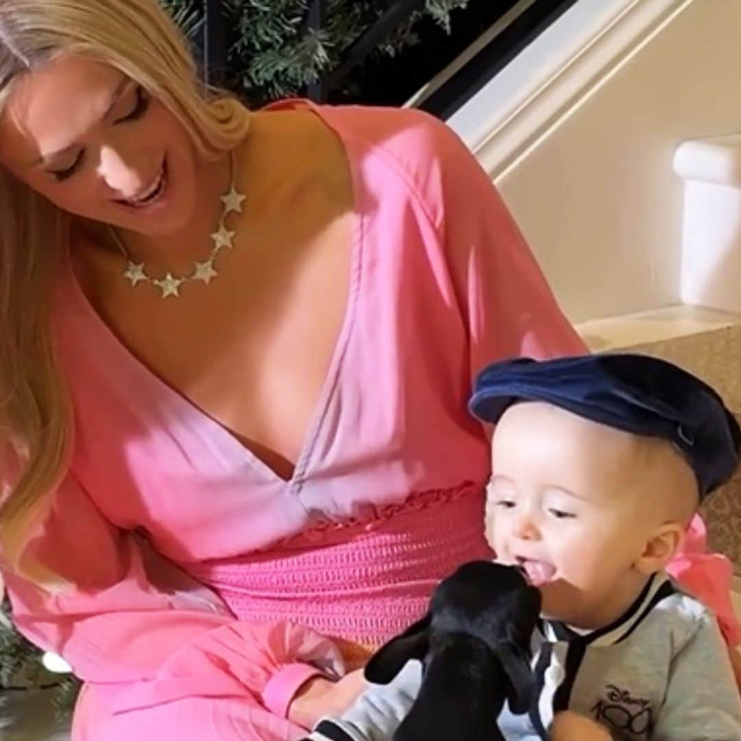 El vídeo más divertido de Phoenix, el hijo mayor de Paris Hilton, ¡comiéndose a besos a su chiguagua 'Diamond Baby'!