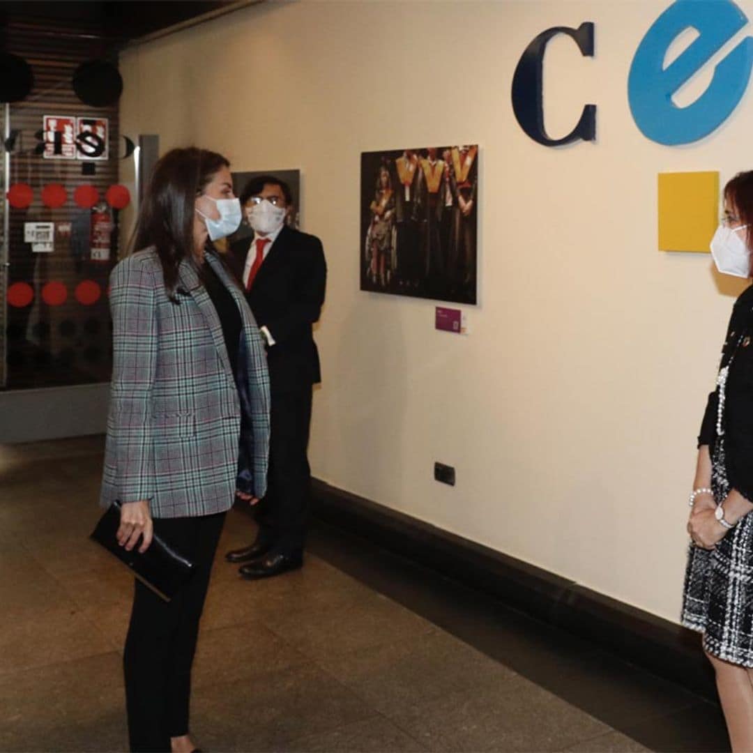 Doña Letizia, con las personas con discapacidad mientras el Rey acude a un acto militar en El Escorial