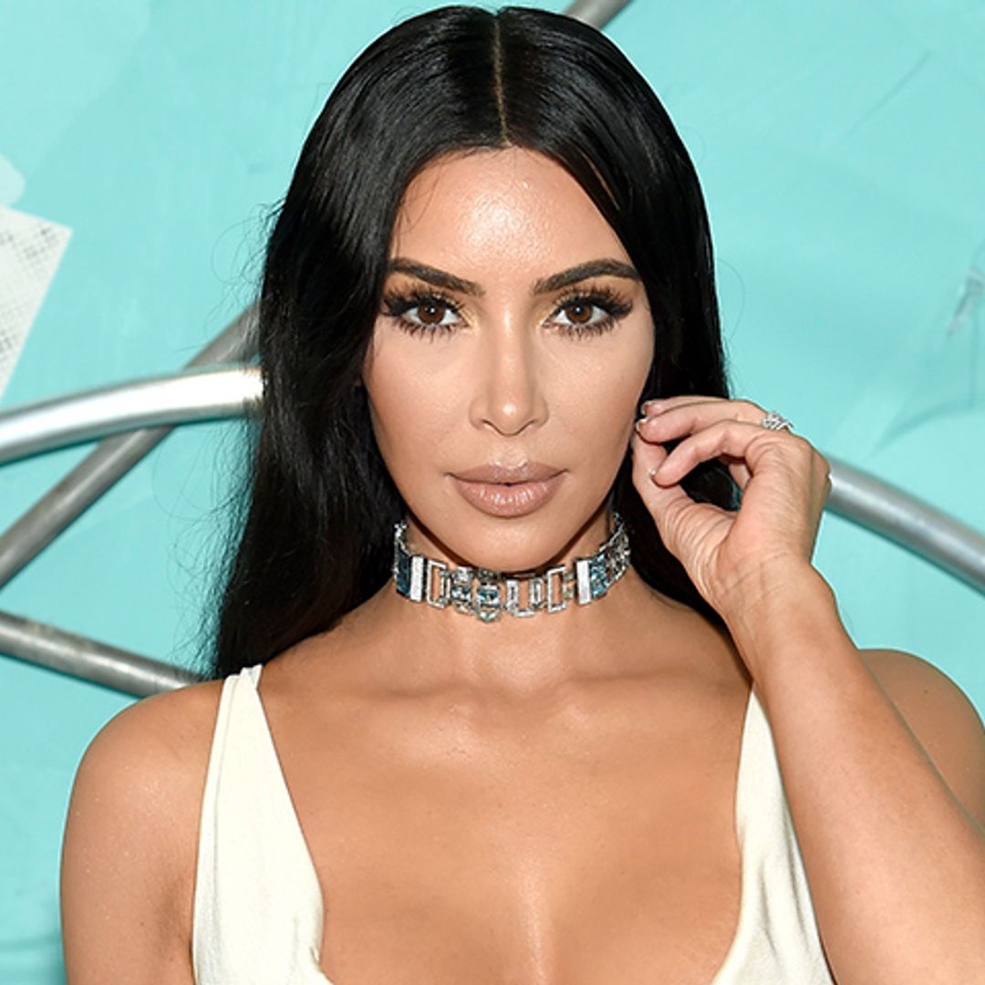 Cómo debes dormir para no tener bolsas ni ojeras, según el dermatólogo de Kim Kardashian