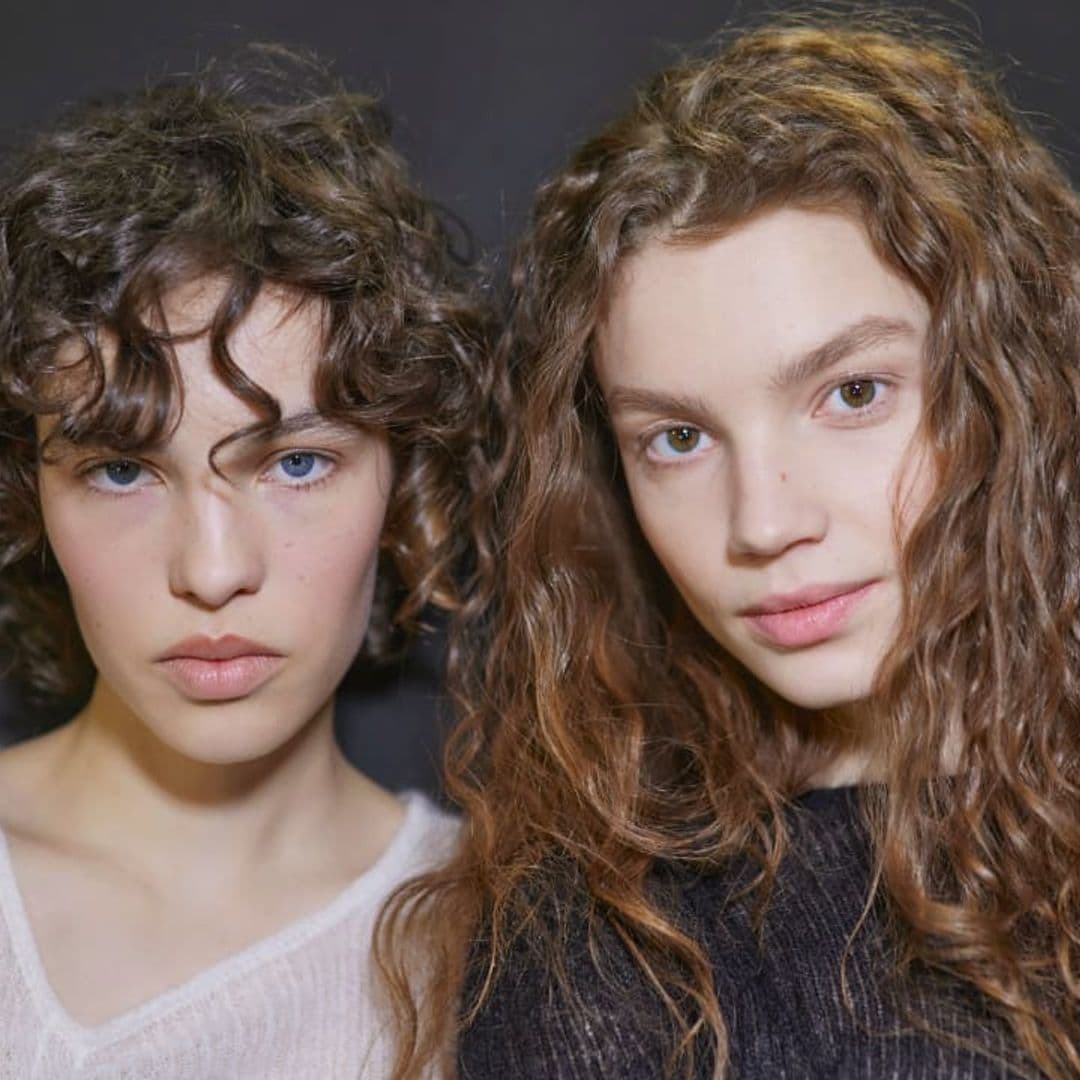 Consigue unos rizos definidos y sin 'frizz' (también en verano) con estos trucos virales