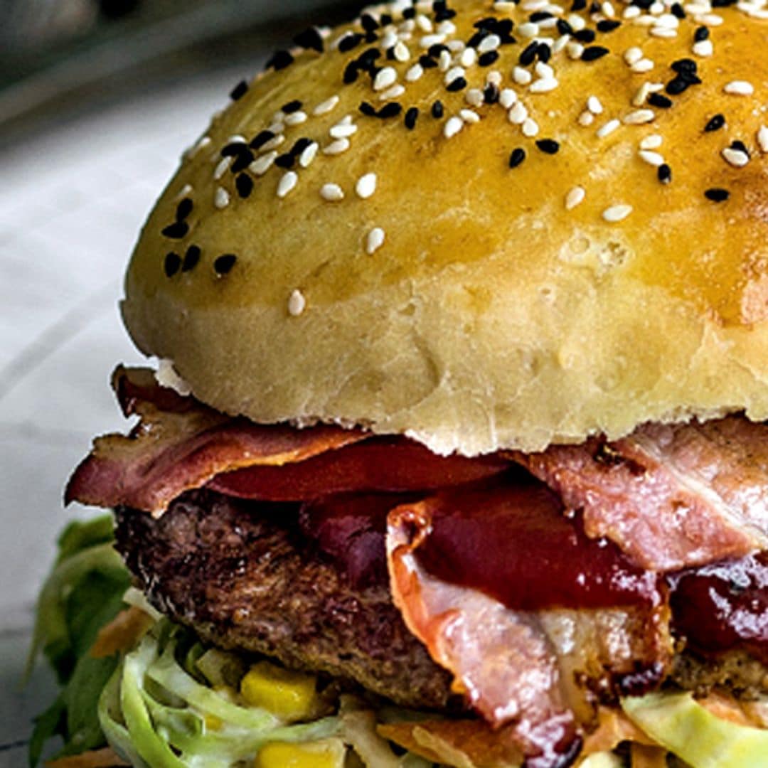 Hamburguesa de ternera y beicon con salsa barbacoa