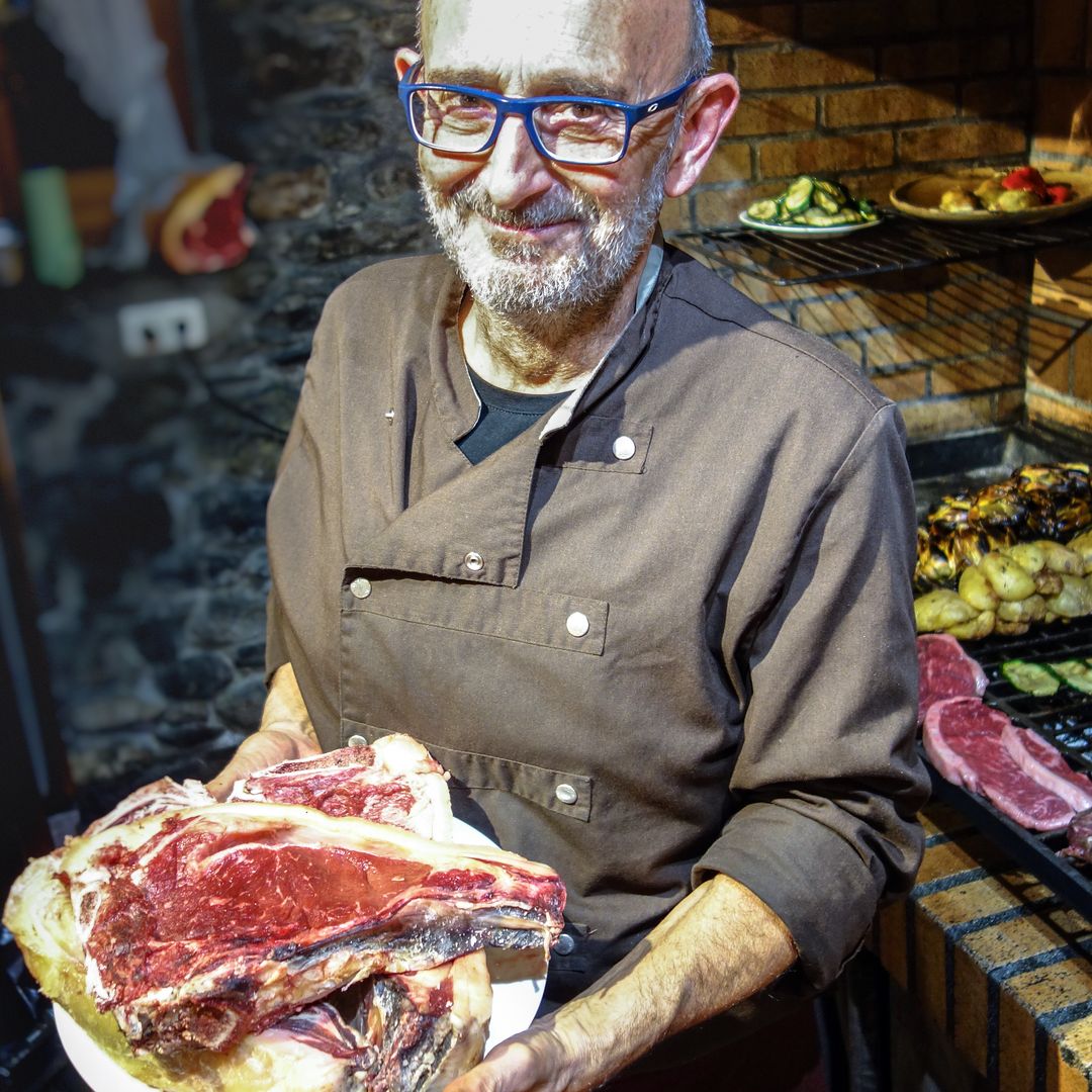 David Barrera, encargado de la parrilla de Basteret, Vielha, Lleida 