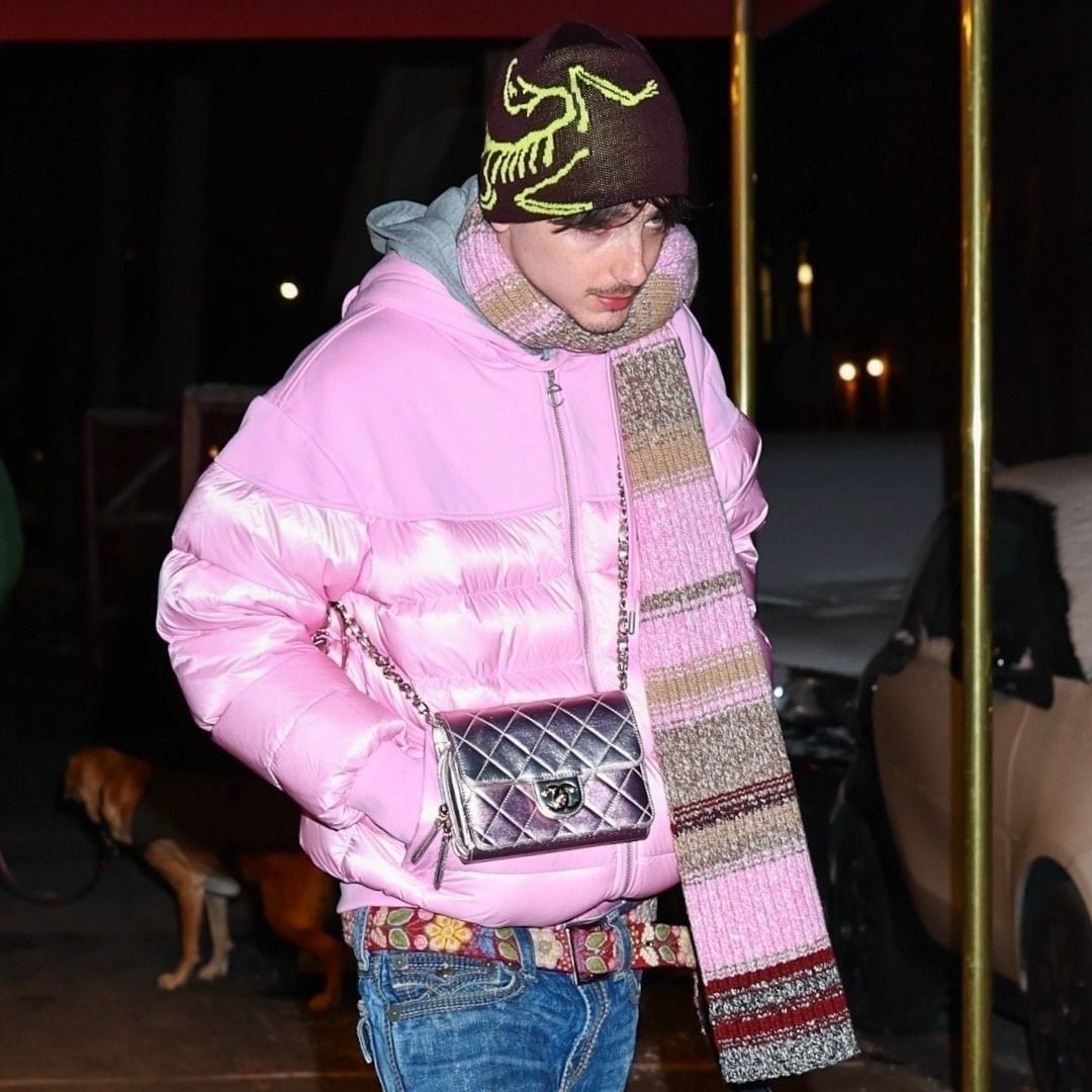 Timothée Chalamet vuelve a aparecer con un bolso Chanel y las redes enloquecen