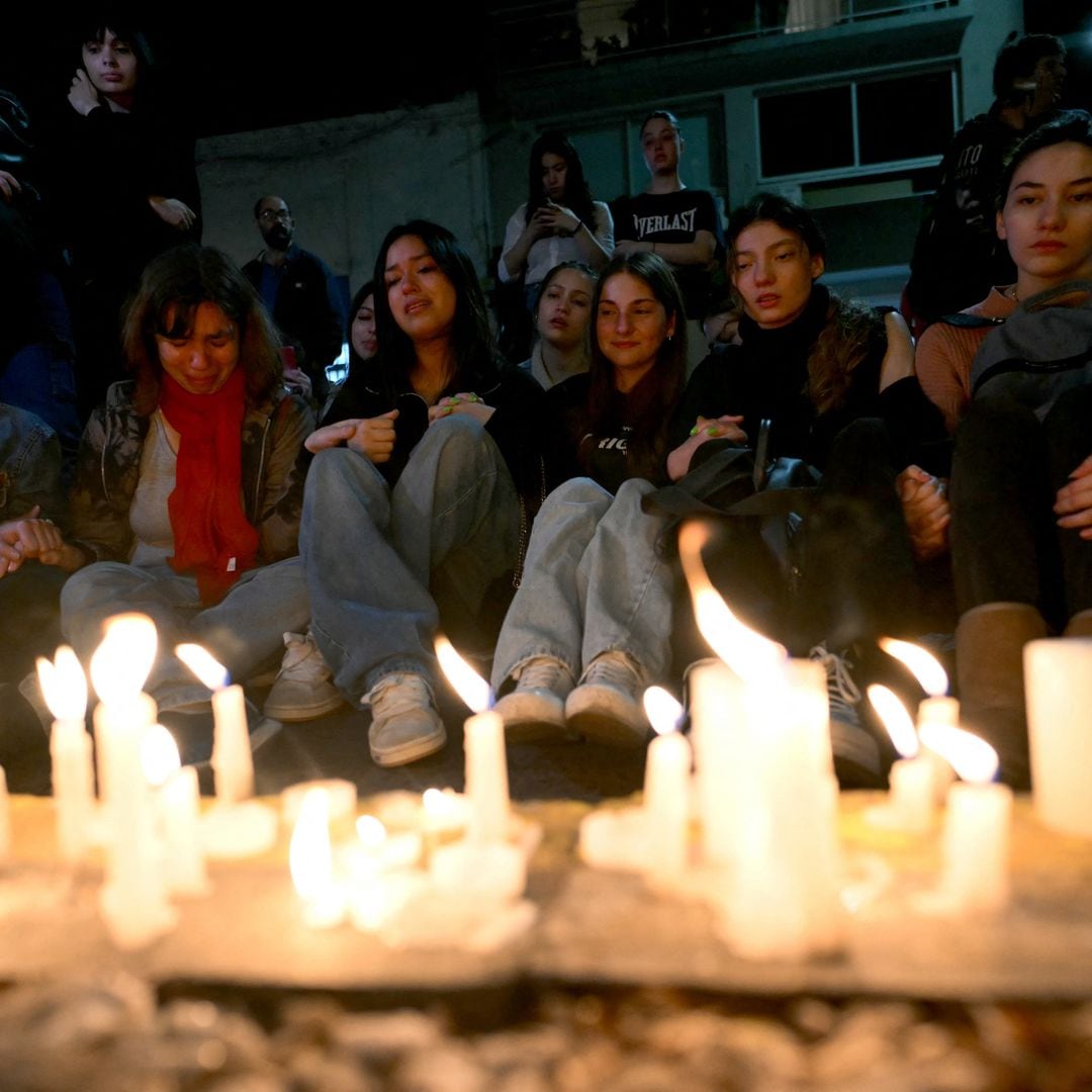 Velas, flores y muchas lágrimas: las imágenes del homenaje improvisado que le han hecho sus fans