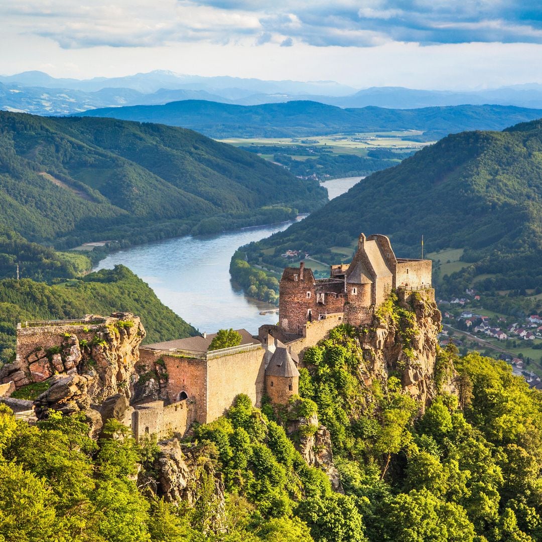 Castillo de Aggstein asomado al Danubio en Wachau, Austria