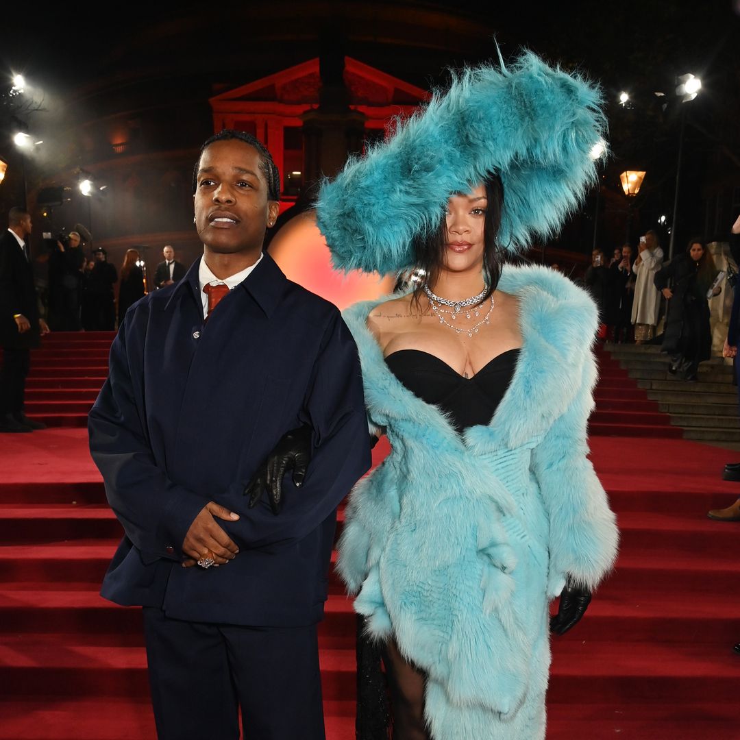 Del look 'furry' de Rihanna a la sorpresa de Rita Ora: la alfombra roja de los 'Oscars de la moda' en Londres