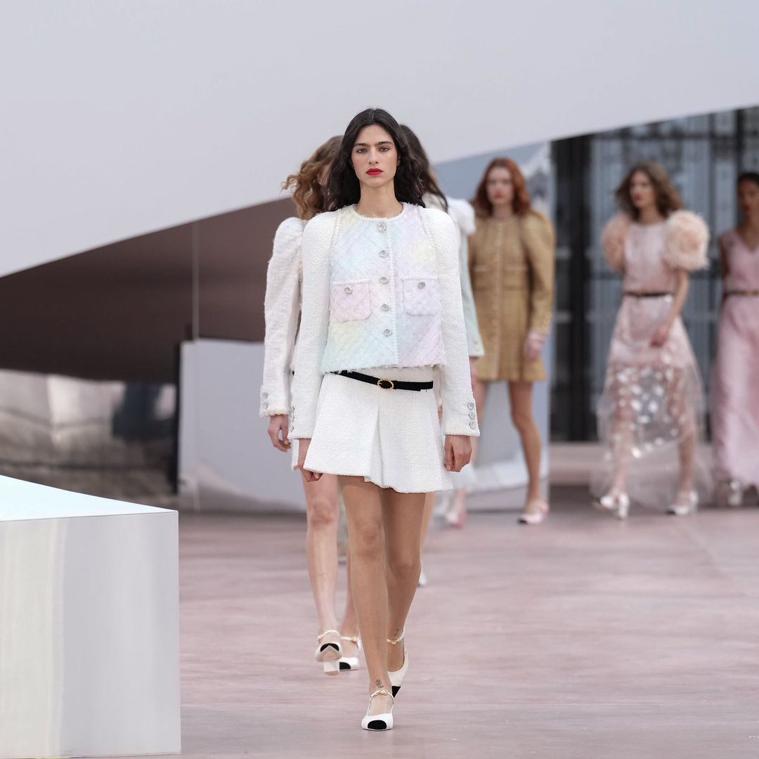 Chanel celebra 110 años en la Alta Costura con un desfile en tonos pastel y el 'tweed' como emblema