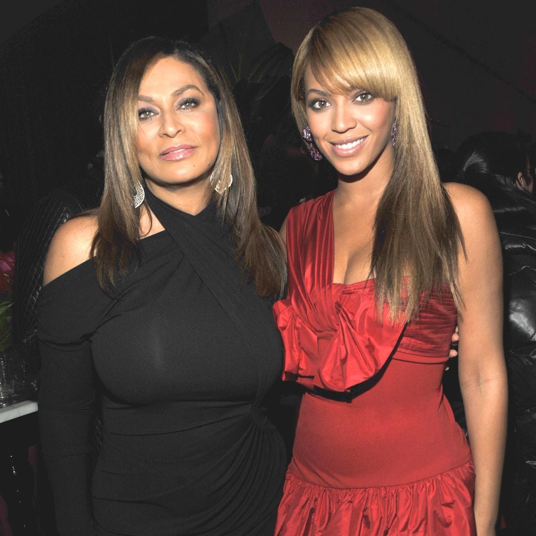 Beyoncé y su madre Tina Knowles en la fiesta por el lanzamiento de la fragancia "Beyonce Heat" en Nueva York el 2 de febrero de 2010