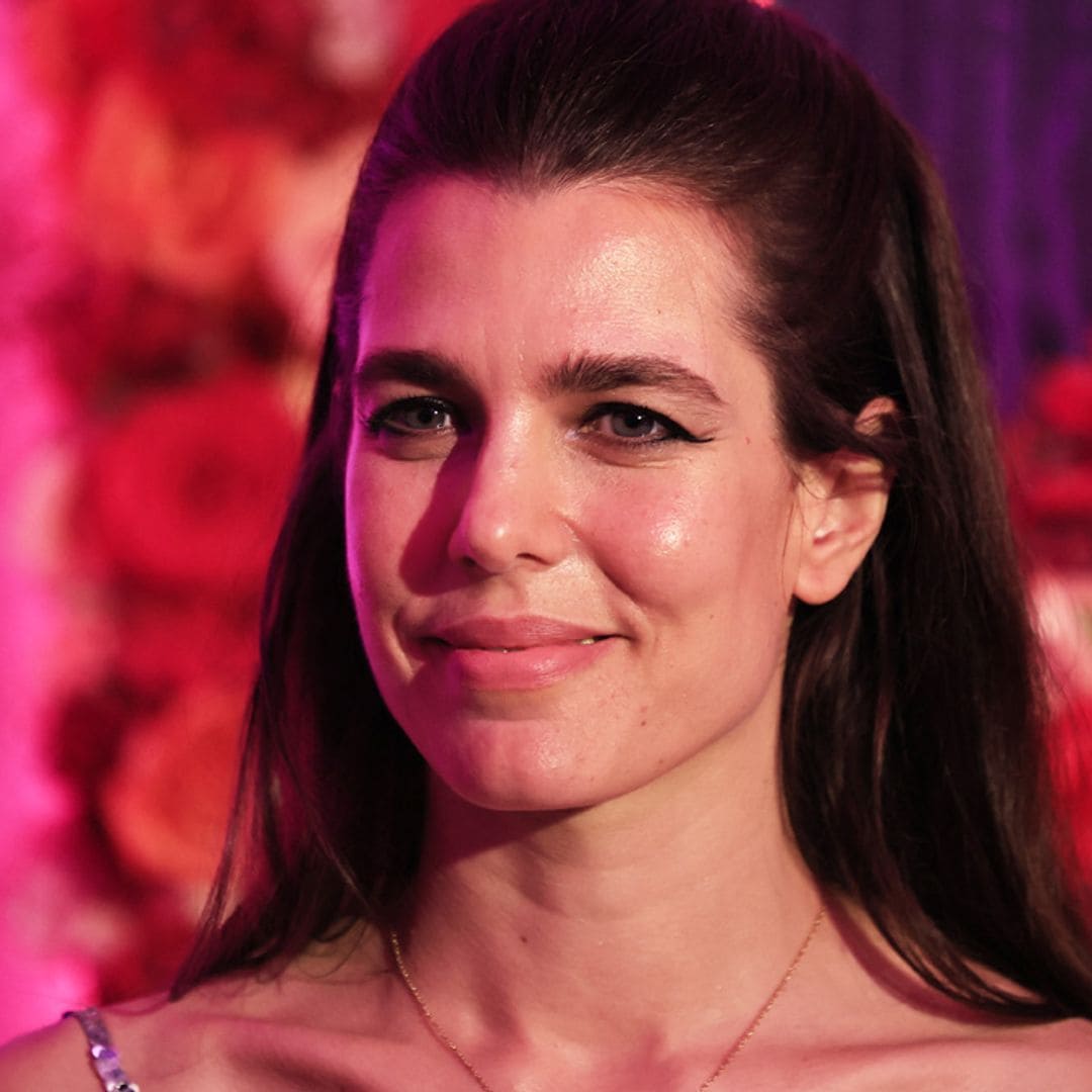 Fiebre del sábado noche en el Baile de la Rosa: Carlota Casiraghi y los Grimaldi marcan el ritmo de una fiesta disco majestuosa