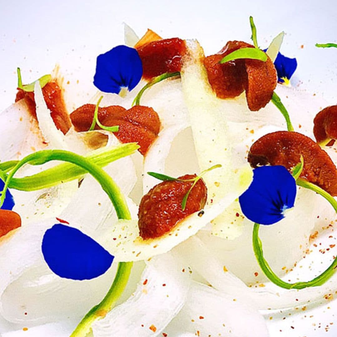 Sashimi de erizo con espaguetis de daikon, espárragos, manzana y vinagreta de ajíes