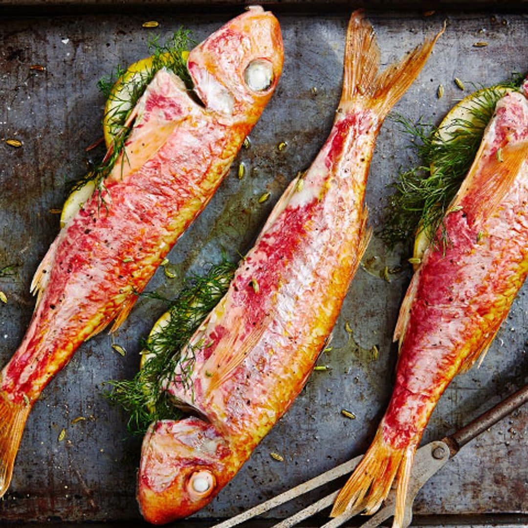 Salmonetes al horno con limón y eneldo