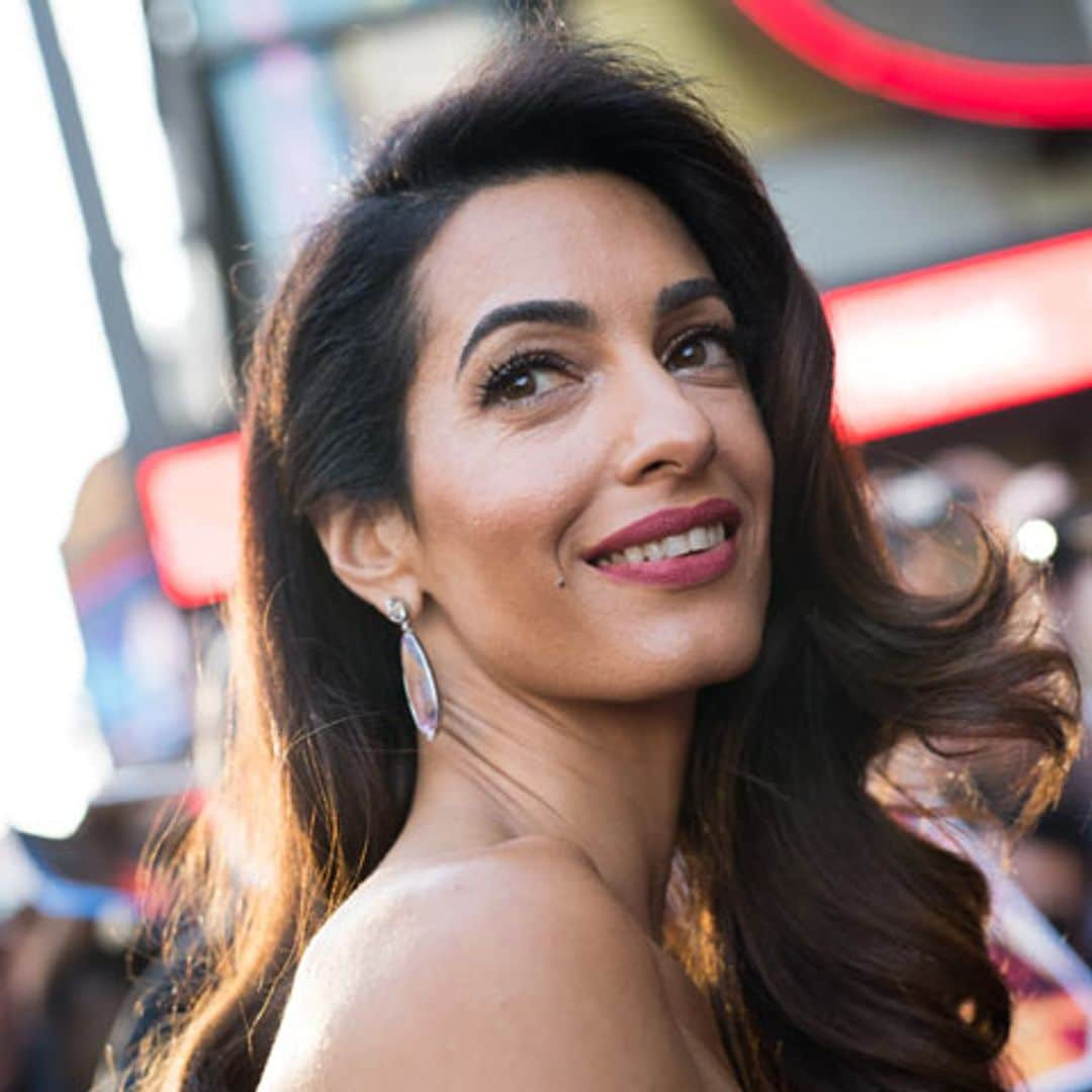 Amal Clooney y el vestido de fiesta para las que no quieren renunciar a la minifalda