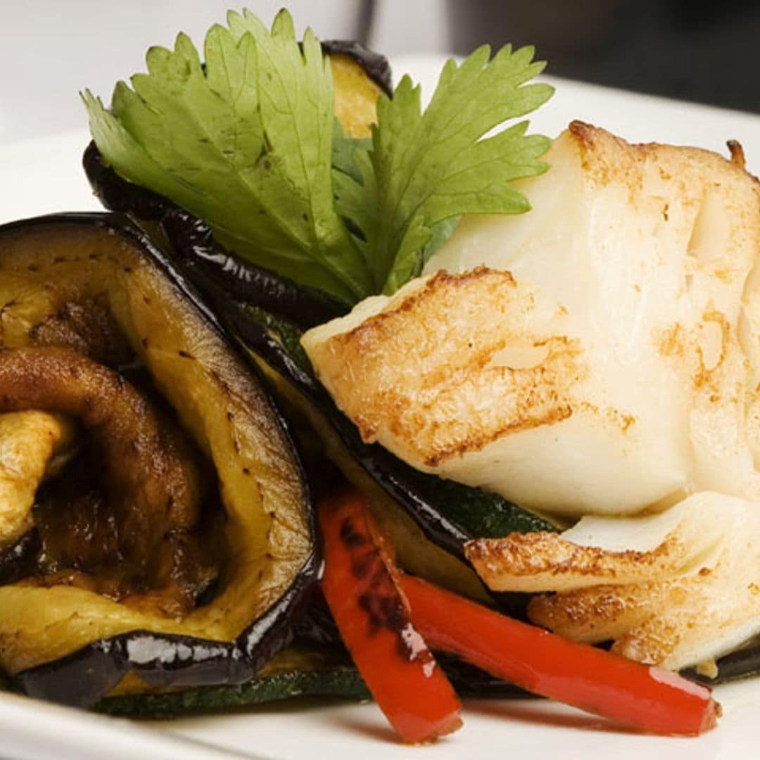 Bacalao con berenjenas y pimientos asados