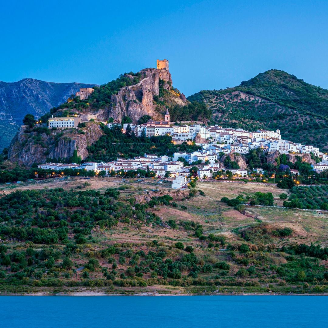 Panorámica de Zahara de la Sierra y el embalse en la sierra de Grazalema, Cádiz