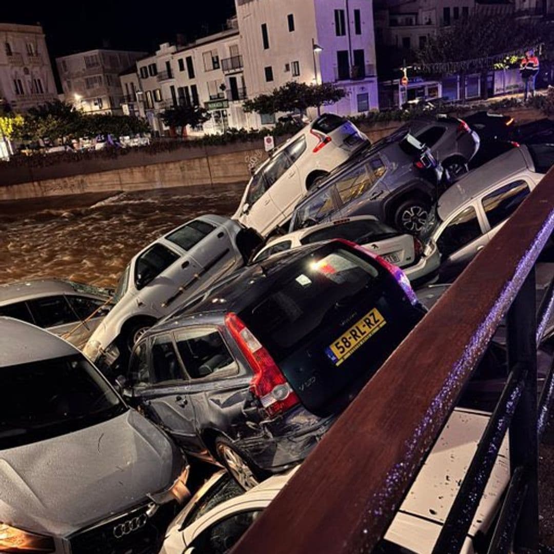 El momento en el que la intensa lluvia torrencial ha arrastrado más de 30 coches en Cadaqués