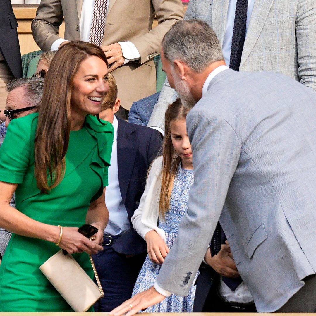 Felipe VI charlando en el Royal Box con la princesa de Gales y la princea Charlotte en Wimbledon 2023