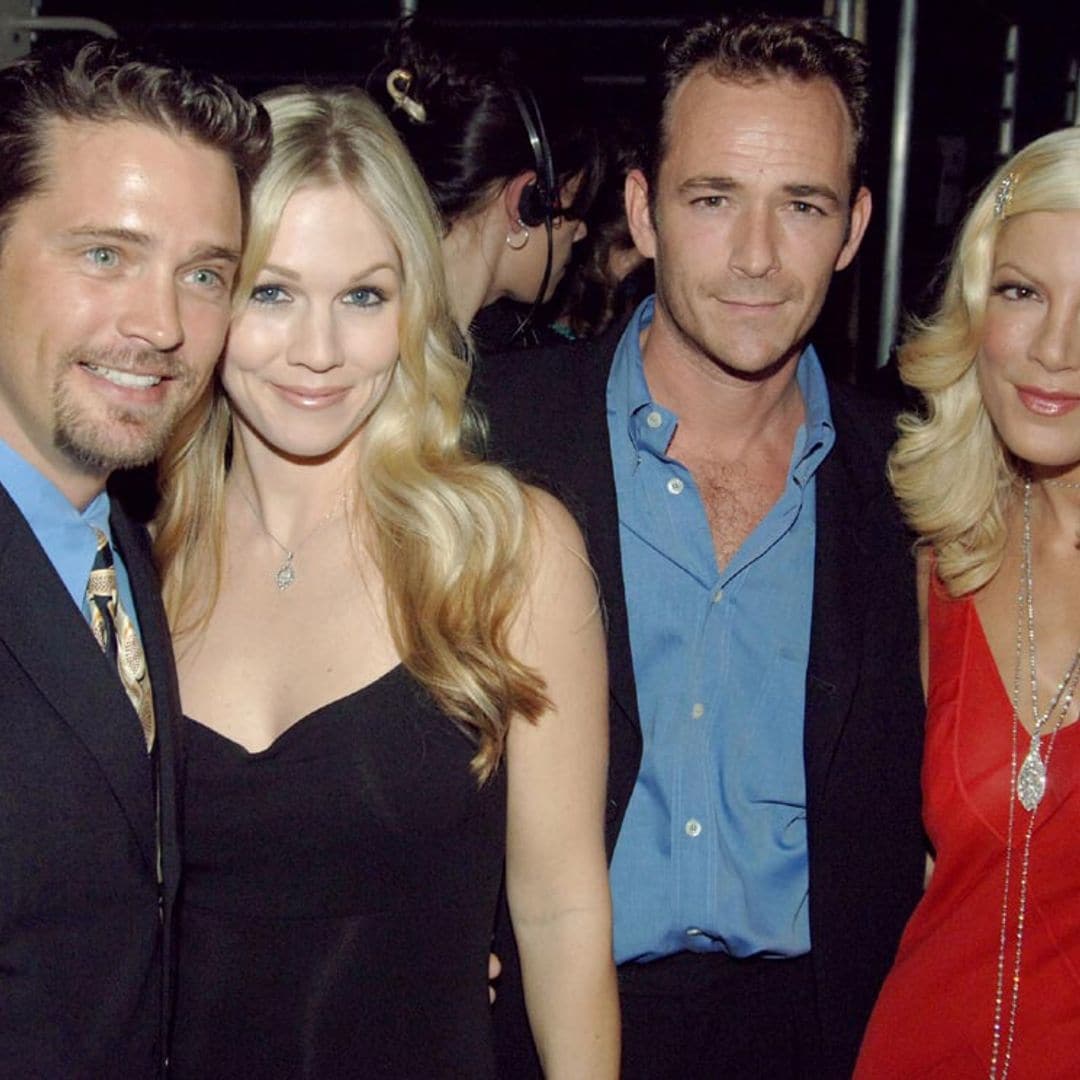 Fue más que un compañero: Tori Spelling cuenta que Luke Perry la ayudó a salir de una relación abusiva