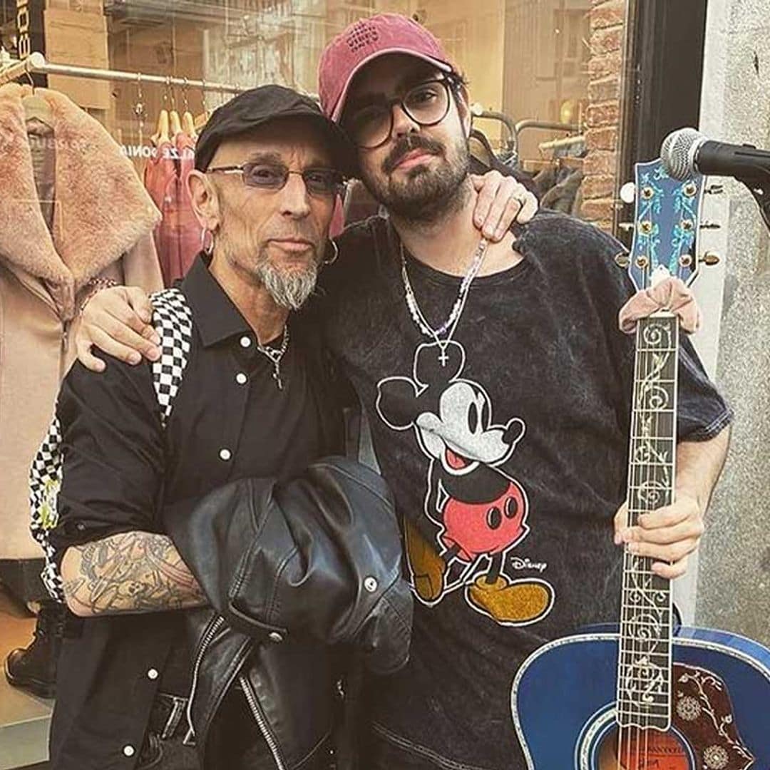 El cantante Fito Cabrales se une a un músico en la calle por sorpresa: no te pierdas el vídeo viral