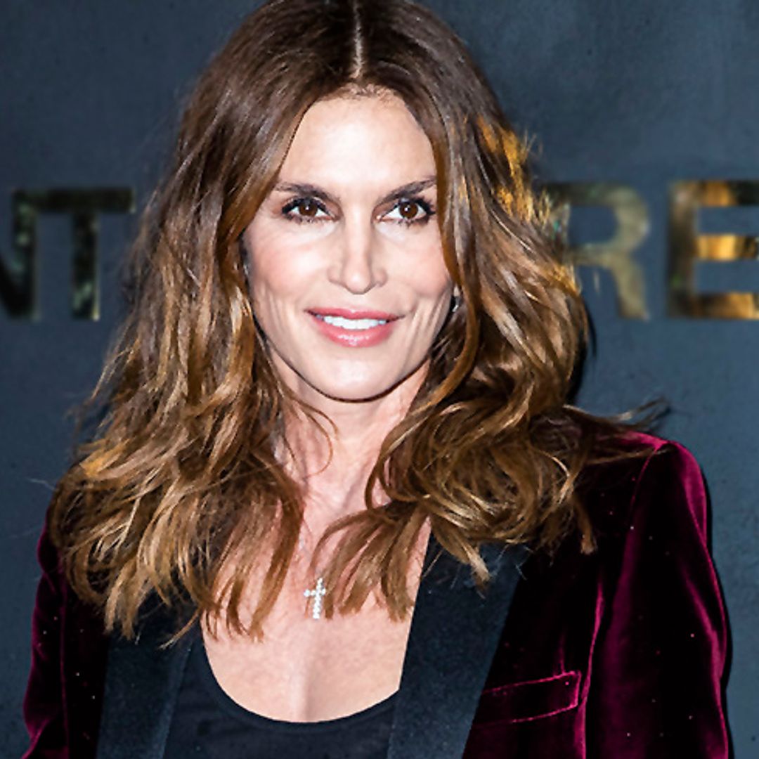 Sin gimnasio ni máquinas: el ejercicio para elevar los glúteos recomendado por Cindy Crawford