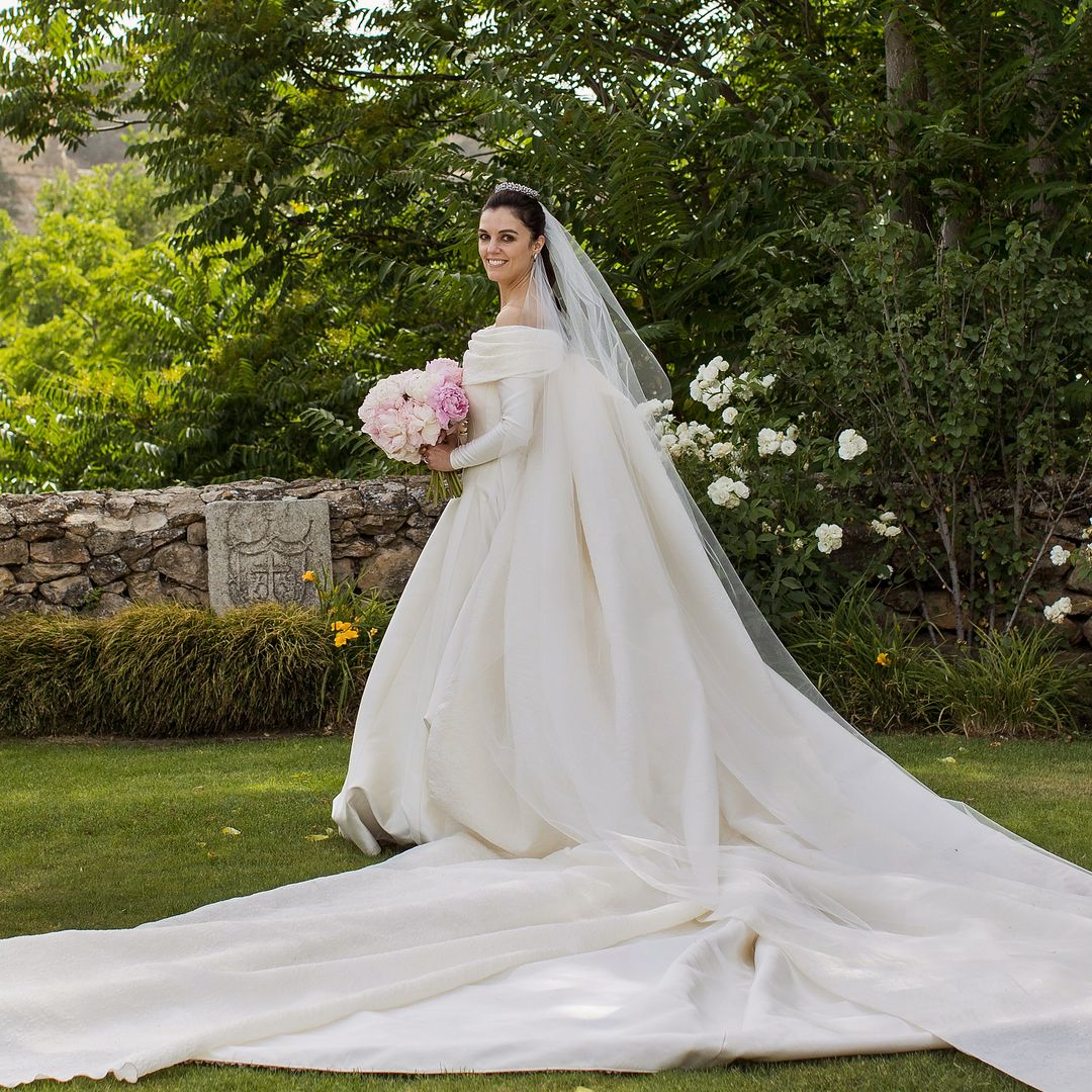 Un vestido de novia con cola de 5 metros y estola brocada para la boda de Adriana en Segovia