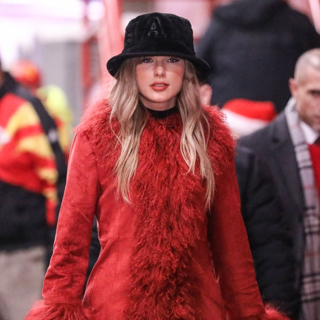 Taylor Swift despide el año con un maxi abrigo rojo